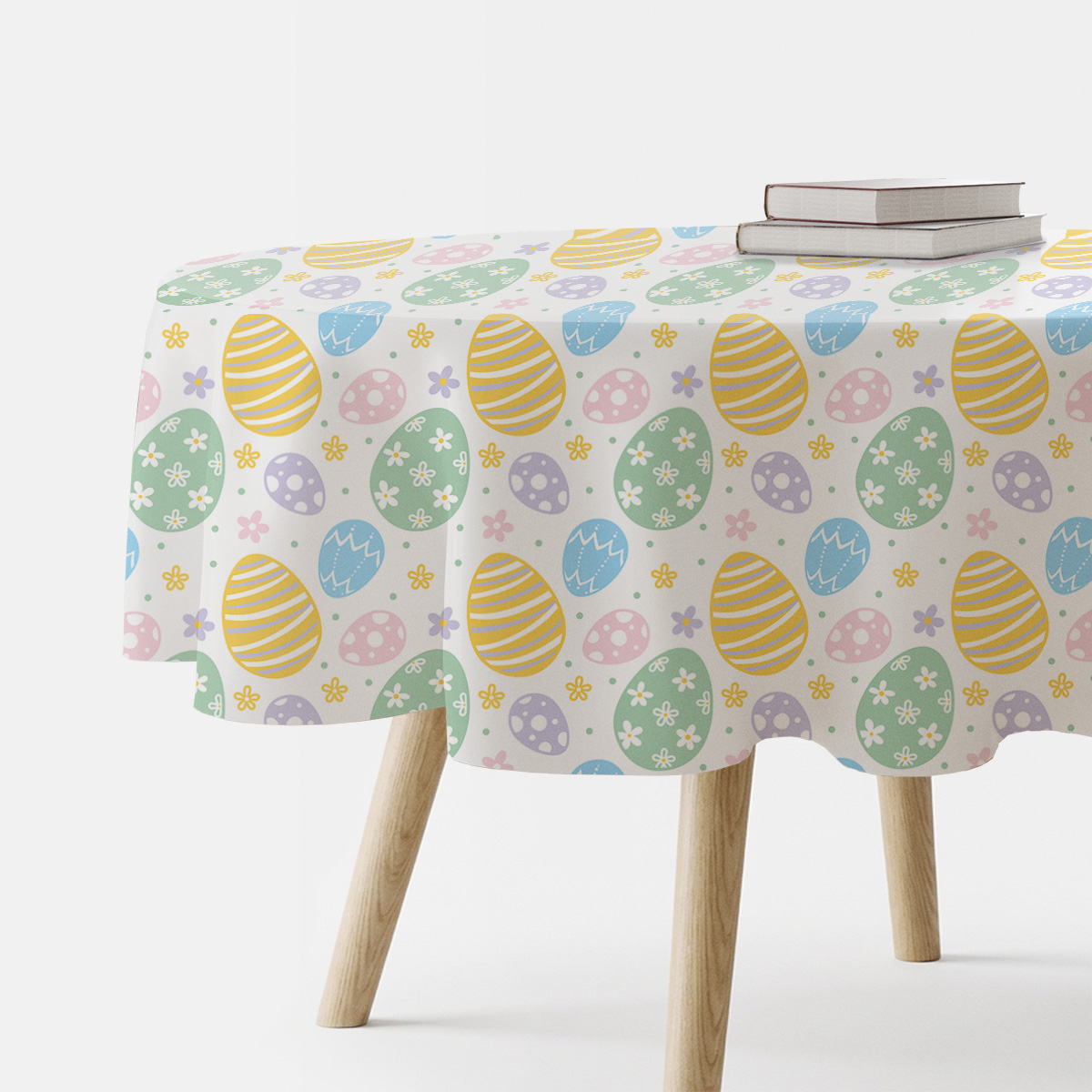 Okrągły obrus z pastelowymi pisankami i kwiatkami na jasnym tle, główne ujęcie produktu