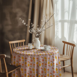 Aranżacja stołu z wazonem i krzesłami, obrus w pastelowe pisanki i wiosenne kwiaty