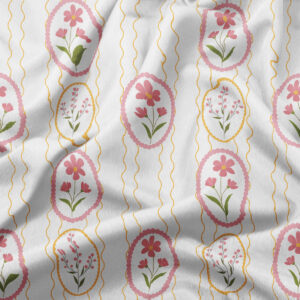 zbliżenie tkaniny pokazujące owalne ramki z kwiatami i żółte faliste linie