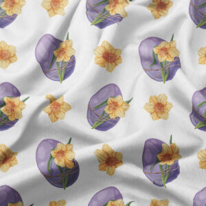 Zbliżenie na wzór pokazujące fioletowe pisanki i detal żonkili na materiale obrusu