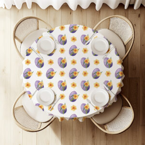 Widok z góry na okrągły stół udekorowany obrusem z motywem pisanek i żonkili