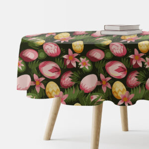 Okrągły obrus z motywem pisanek i różowych kwiatów na ciemnozielonym tle, ujęcie boczne stołu