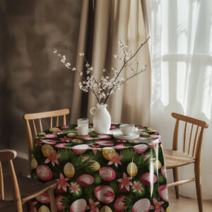 Aranżacja małego stołu z wazonem i filiżanką na obrusie w wiosenne wzory