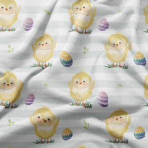 Zbliżenie na fakturę tkaniny i szczegóły nadruku z kurczaczkami i pisankami