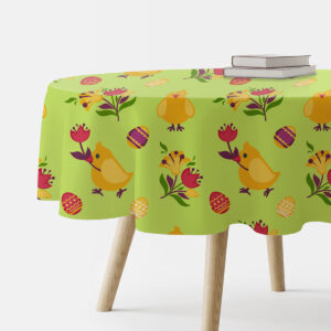 okrągły obrus w jasnozielonym kolorze z wzorem kurczaków, pisanek i kwiatów na stole, ujęcie produktowe