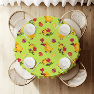 widok z góry na okrągły stół przykryty obrusem z motywem kurczaków i zastawą talerzy