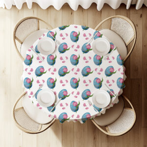 widok z góry na okrągły stół udekorowany obrusem z pisankami i tulipanami