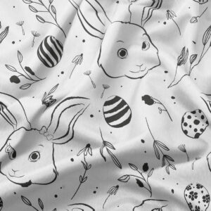 zbliżenie na detal nadruku z króliczą głową, pisankami i drobnymi gałązkami na materiale