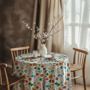 Aranżacja stołu z wazonem i śniadaniowym nakryciem na obrusie z wielkanocnymi motywami