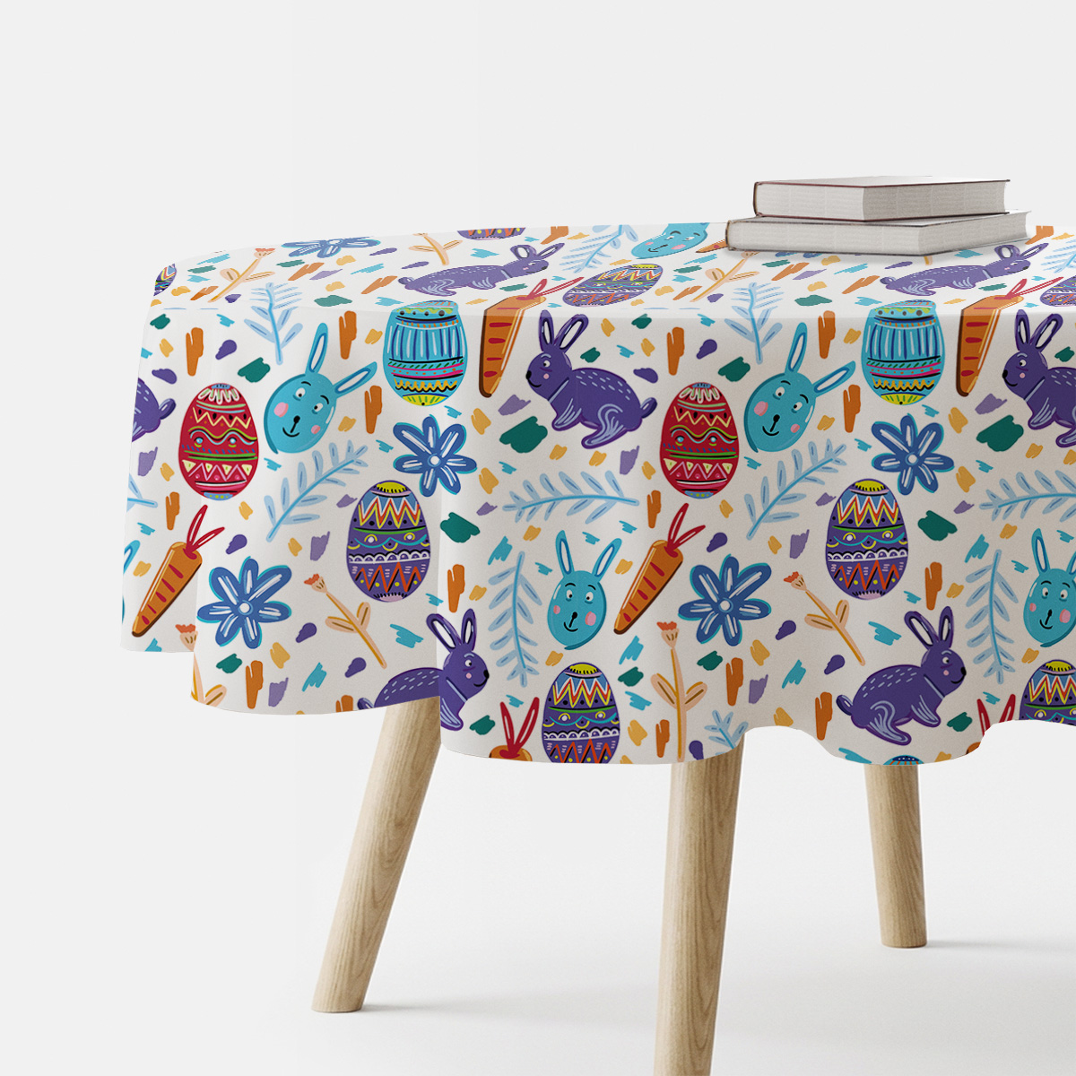 Główne ujęcie okrągłego obrusa z wesołym wzorem zajączków i pisanek