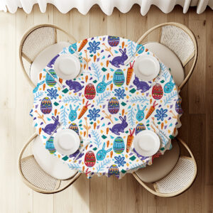 Widok z góry na okrągły stół udekorowany obrusem z motywem wielkanocnym