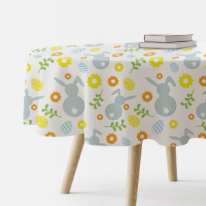 okrągły obrus z motywem wielkanocnym z zajączkami i pisankami na stole, ujęcie z boku