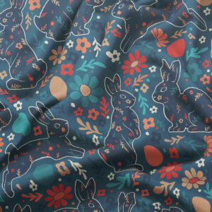 Zbliżenie na materiał z nadrukiem zajączków, pisanek i drobnych kwiatów pokazujące detale wzoru