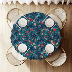 Widok z góry na okrągły stół nakryty obrusem z motywem zajączków i ustawioną prostą zastawą