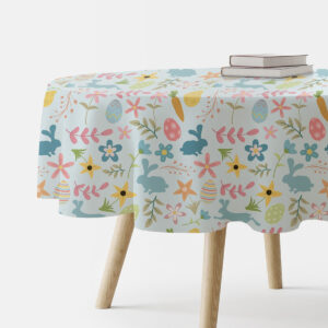 Okrągły obrus z motywem wielkanocnych zajączków i pisanek na stole, widok boczny