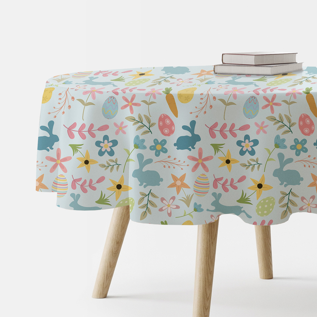 Okrągły obrus z motywem wielkanocnych zajączków i pisanek na stole, widok boczny