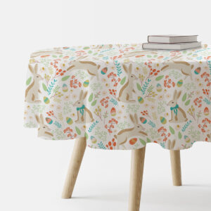 okrągły stół przykryty obrusem z motywem wielkanocnych zajączków i pisanek widok z boku