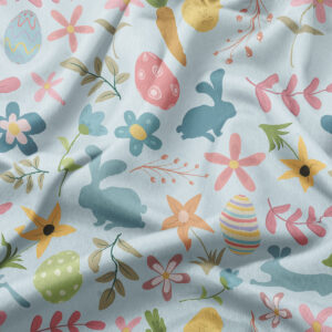 Zbliżenie na pastelowy nadruk z zajączkami, pisanami i kwiatami oraz subtelną fakturę tkaniny