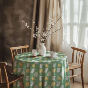 Aranżacja stołu z obrusem, ceramicznym wazonem z gałązkami i filiżanką w jasnym, przytulnym wnętrzu