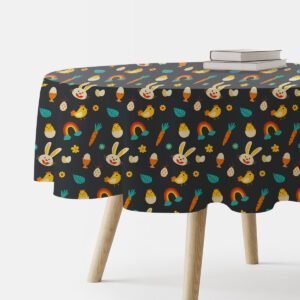 Główne ujęcie okrągłego obrusa z wesołym motywem zajączków i piskląt na ciemnym tle, rozłożony na stole