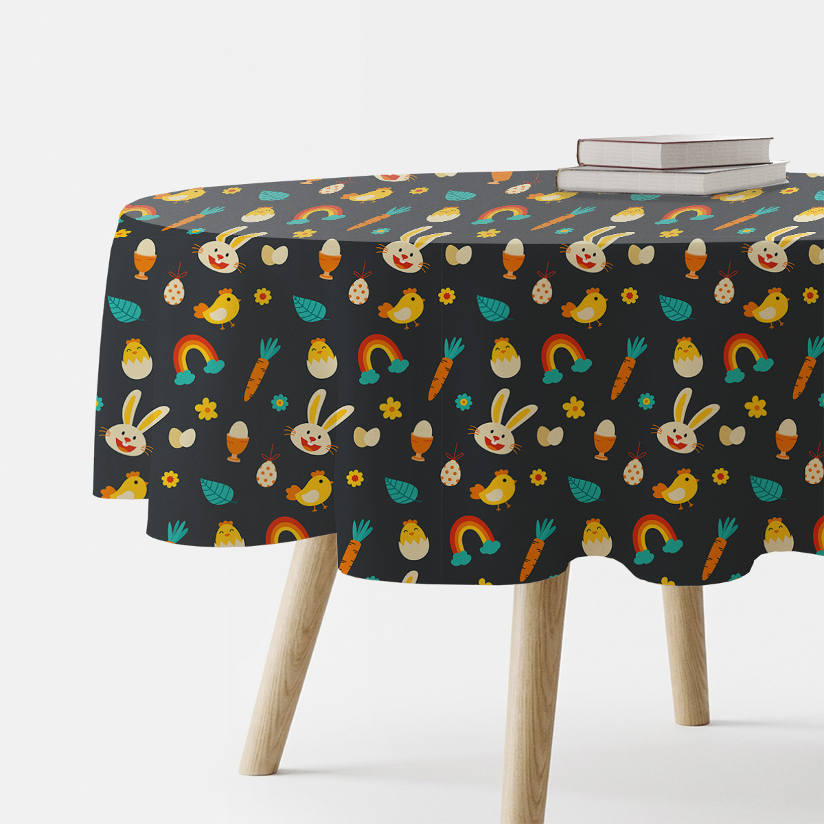 Główne ujęcie okrągłego obrusa z wesołym motywem zajączków i piskląt na ciemnym tle, rozłożony na stole