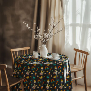 Aranżacja stołu z obrusem w jasnym wnętrzu, biały wazon z gałązkami i filiżanka jako dekoracja