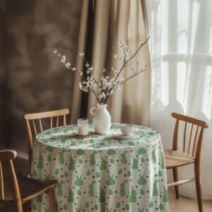 Aranżacja stołu z wazonem i zastawą, obrus z motywem wielkanocnym tworzący przytulną atmosferę w wnętrzu