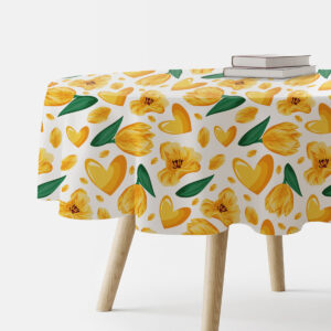Główne ujęcie okrągłego obrusa z motywem żółtych tulipanów i serc rozłożonego na stole