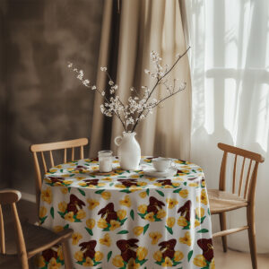 Aranżacja stołu z obrusem w wiosennym wnętrzu, biały wazon z gałązkami i filiżanka na tle dekoracji