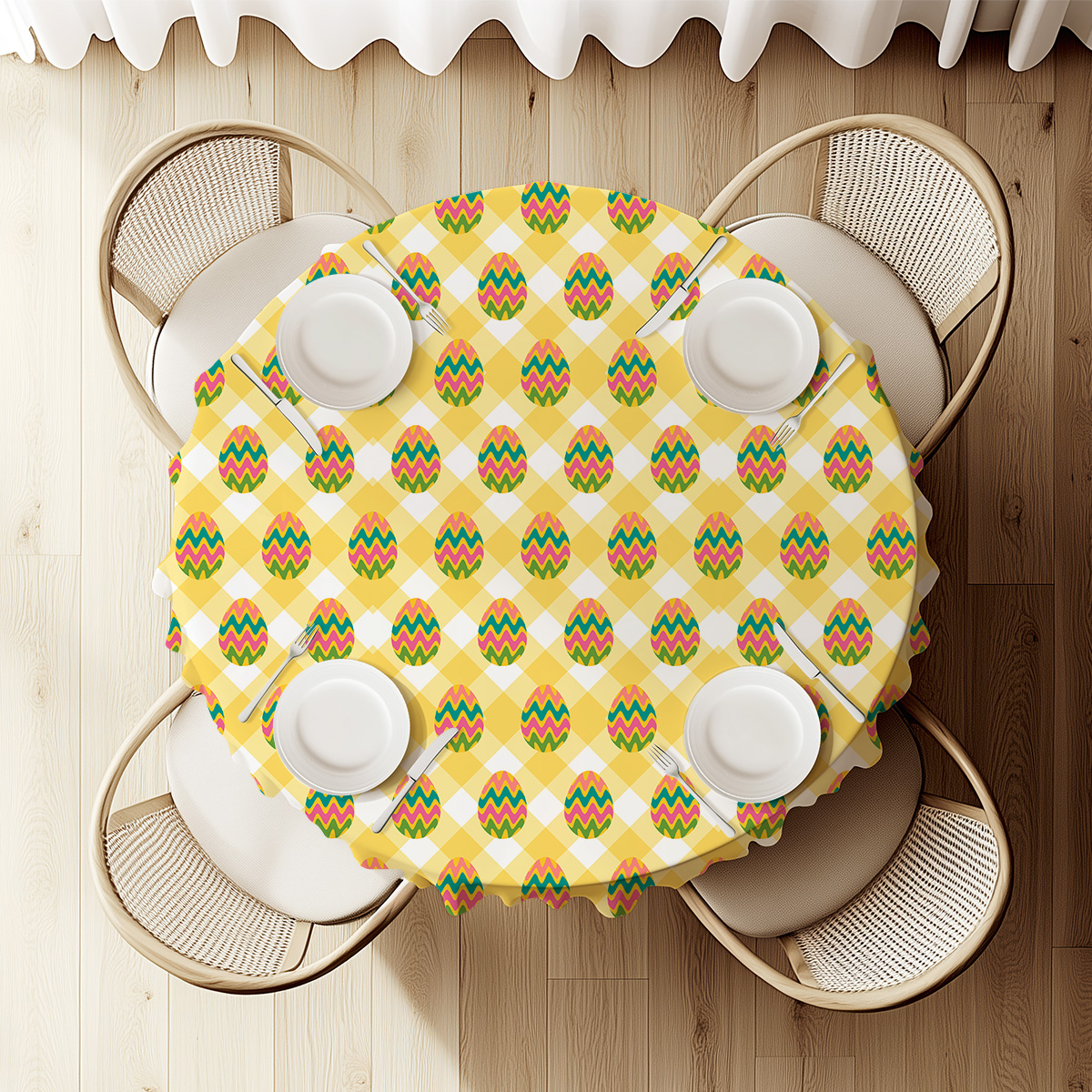 Widok z góry na okrągły stół z obrusem i czterema nakryciami, równomiernie rozmieszczony wzór pisankowy