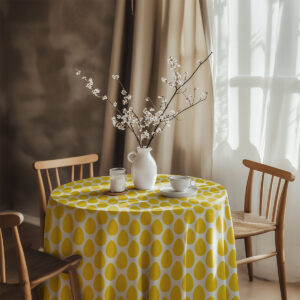 aranżacja stołu z obrusem w żółte pisanki, wazon z gałązkami i krzesła