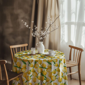 aranżacja stołu z wazonem i filiżanką na obrusie w żółte tulipany tworząca przytulną scenę
