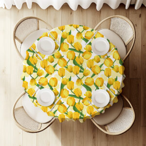 widok z góry na okrągły stół nakryty obrusem z wzorem żółtych tulipanów