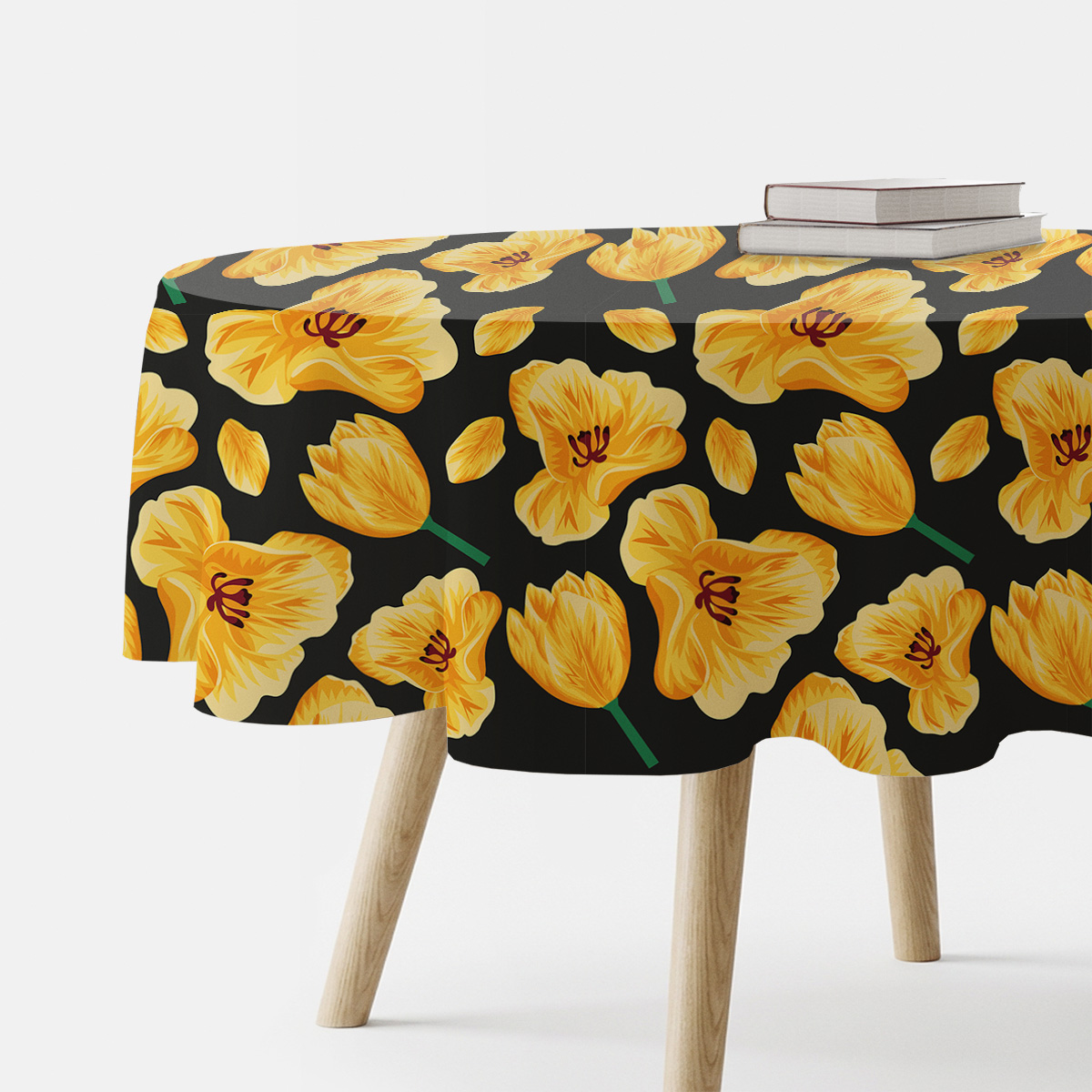 okrągły obrus z żółtymi tulipanami na czarnym tle na drewnianym stole
