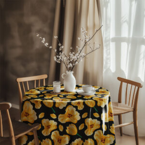 aranżacja stołu z obrusem w żółte tulipany przy oknie z krzesłami i wazonem