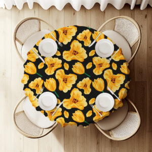 widok z góry na okrągły stół nakryty obrusem z żółtymi tulipanami i zastawą