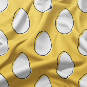 zbliżenie na fakturę tkaniny i ręcznie rysowane kontury pisanek