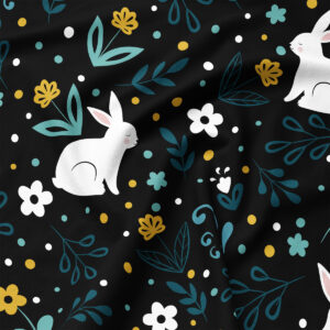 Zbliżenie na wzór z białym zajączkiem, turkusowymi liśćmi i żółtymi kwiatkami na czarnym tle