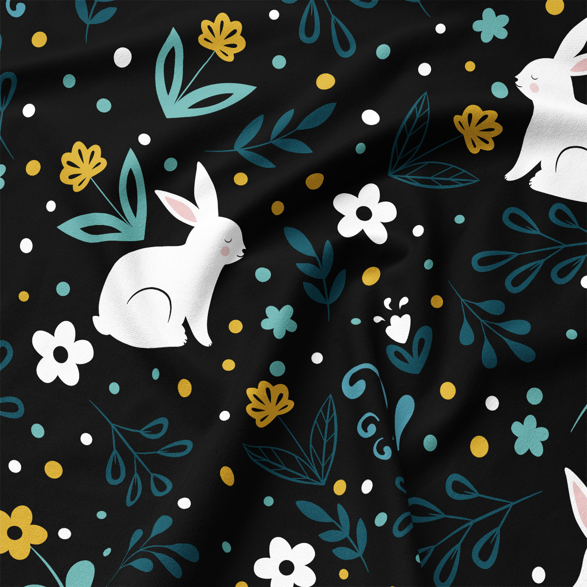 Zbliżenie na wzór z białym zajączkiem, turkusowymi liśćmi i żółtymi kwiatkami na czarnym tle