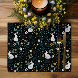 Aranżacja stołu z podkładką, świecą i wiosennym wieńcem z pisankami na drewnianym blacie