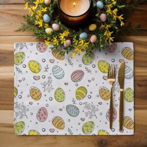 Podkładka z motywem pisanek przydrewnianym blacie w aranżacji ze świecą i wielkanocnym wiankiem