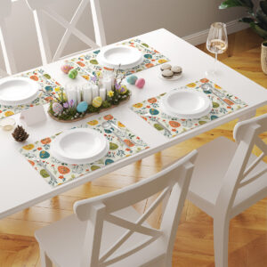 Stołowe nakrycia z kilkoma podkładkami w tym samym wzorze, widok ustawienia przy stole