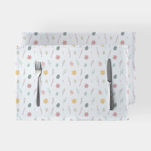 Dwie podkładki na stół z pastelowym wzorem pisanek i wiosennych gałązek ułożone jedna na drugiej ze sztućcami