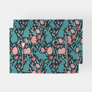 Para podkładek na stół z motywem wielkanocnych zajączków i pisanek widoczna z góry