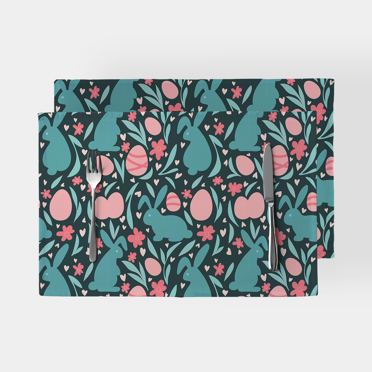 Para podkładek na stół z motywem wielkanocnych zajączków i pisanek widoczna z góry