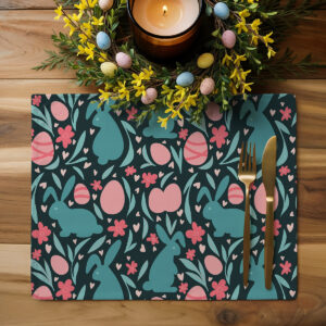 Podkładka z motywem wielkanocnym ustawiona na drewnianym stole z dekoracyjnym wiankiem i świecą