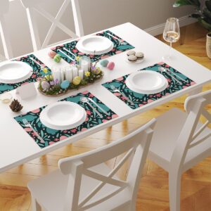 Aranżacja stołu z kilkoma podkładkami w zestawie, talerzami i sztućcami