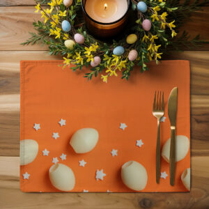 Aranżacja wielkanocna: podkładka z dekoracyjnym wiankiem i świecą na drewnianym stole