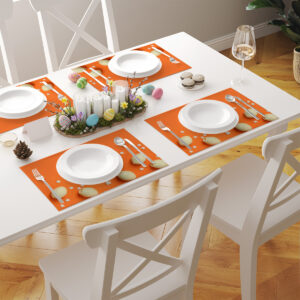 Widok stołu z kilkoma podkładkami w komplecie, stylowe nakrycie świąteczne