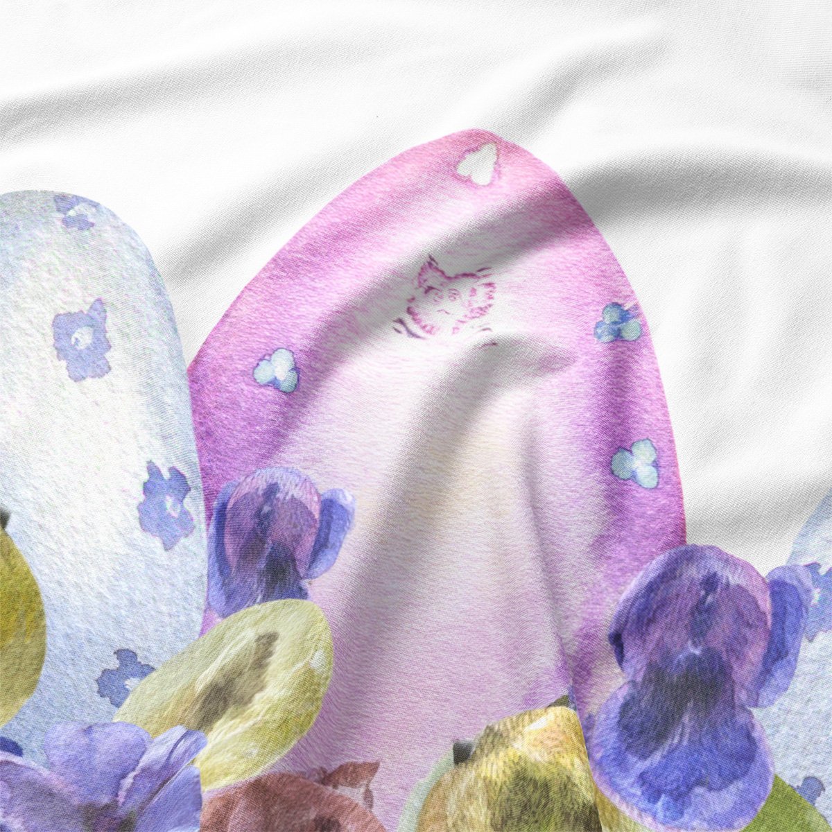 Zbliżenie na akwarelowe jajo w odcieniach różu i fioletu oraz detale kwiatów